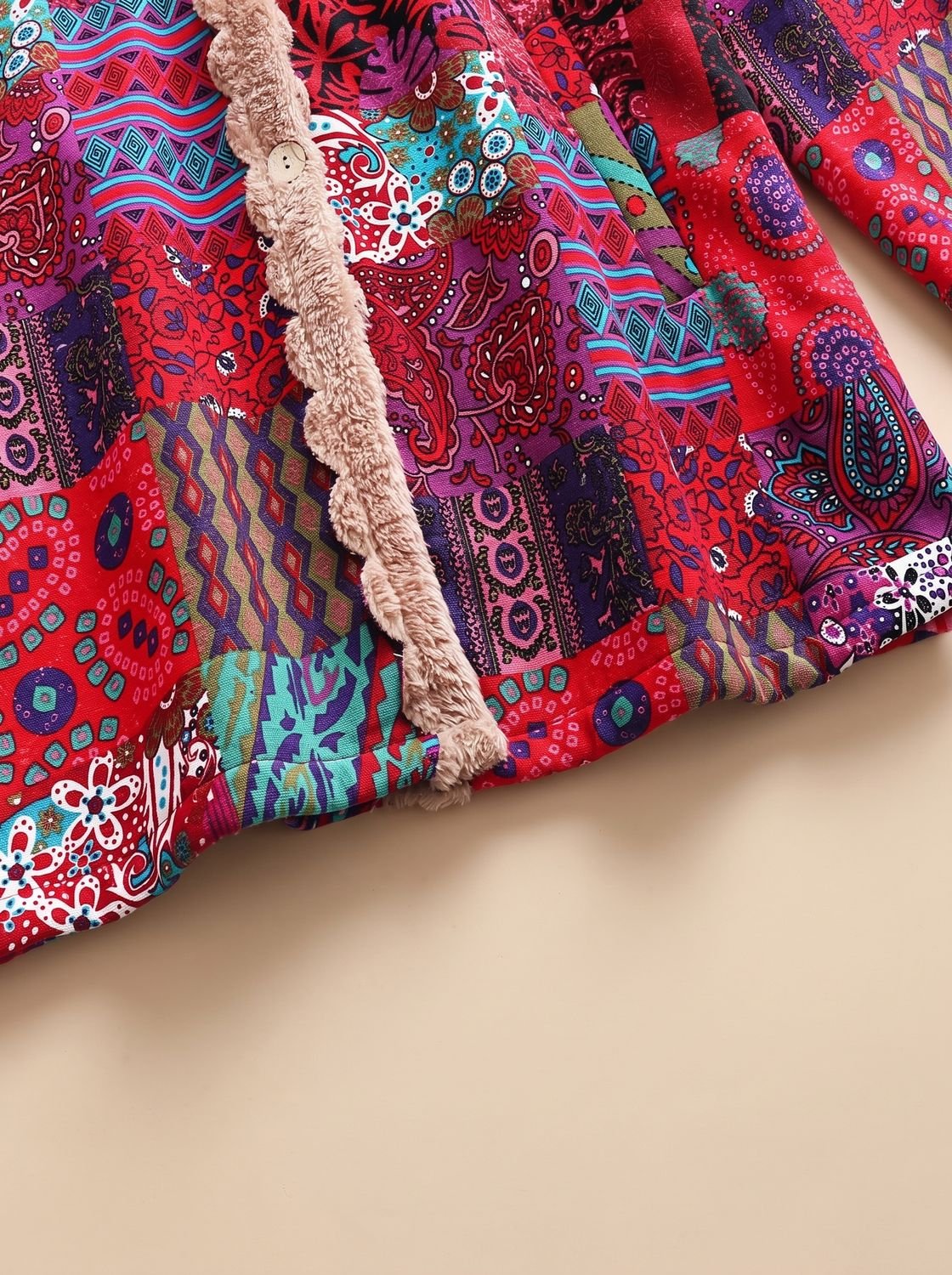 Comfortabele fleecegevoerde damesjas met capuchon en boho-patchwork