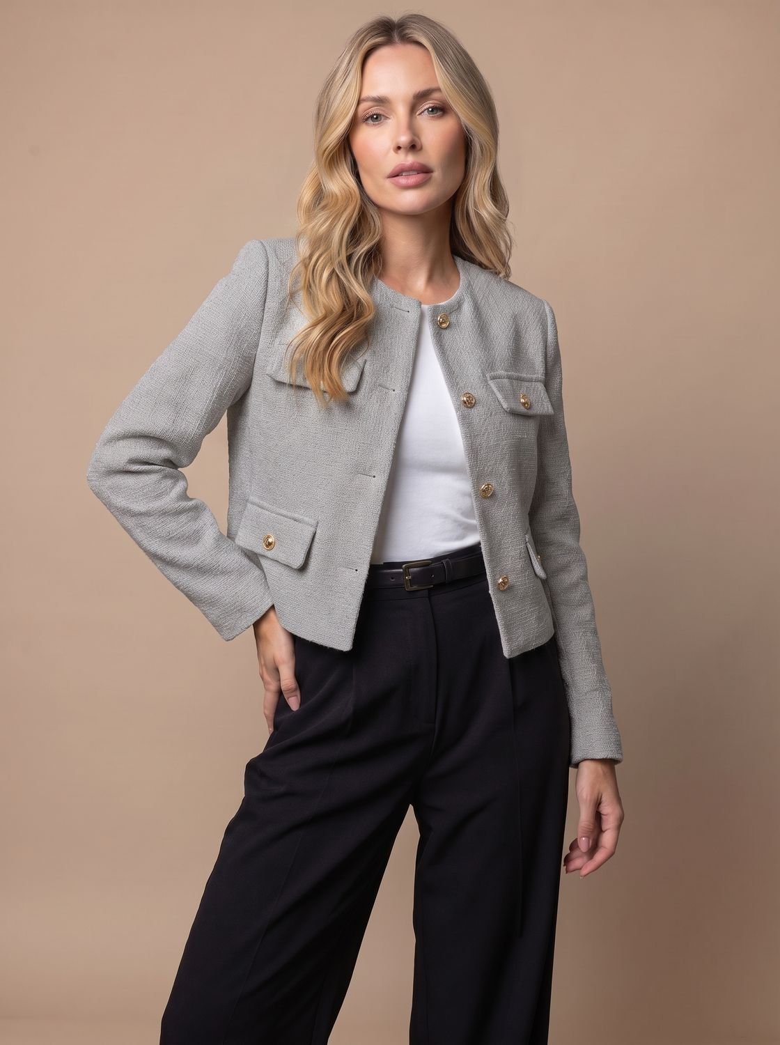 Cropped kraagloze tweed blazer voor dames met gouden knopen en klepzakken