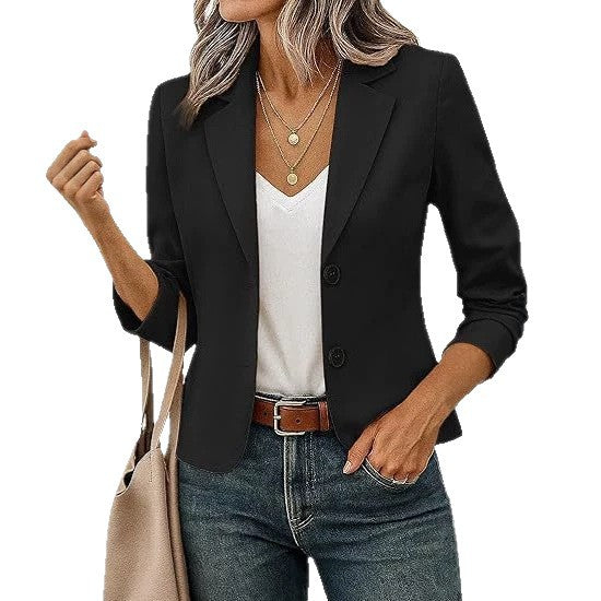 Getailleerde korte damesblazer met decoratieve knopen en driekwartmouwen