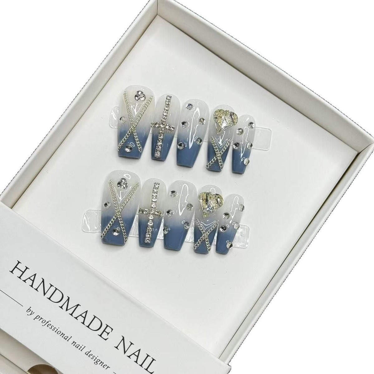 Handgemaakte decoratieve press-on nagelset met strass-accenten