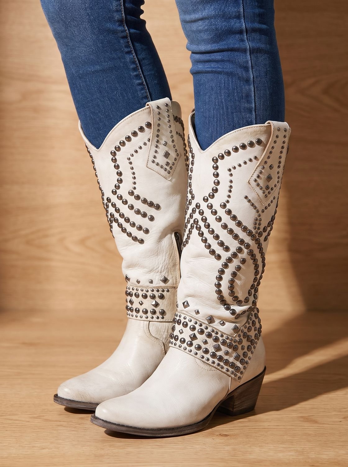 Kniehoge orthopedische cowboylaarzen met studs en spitse neus voor dames