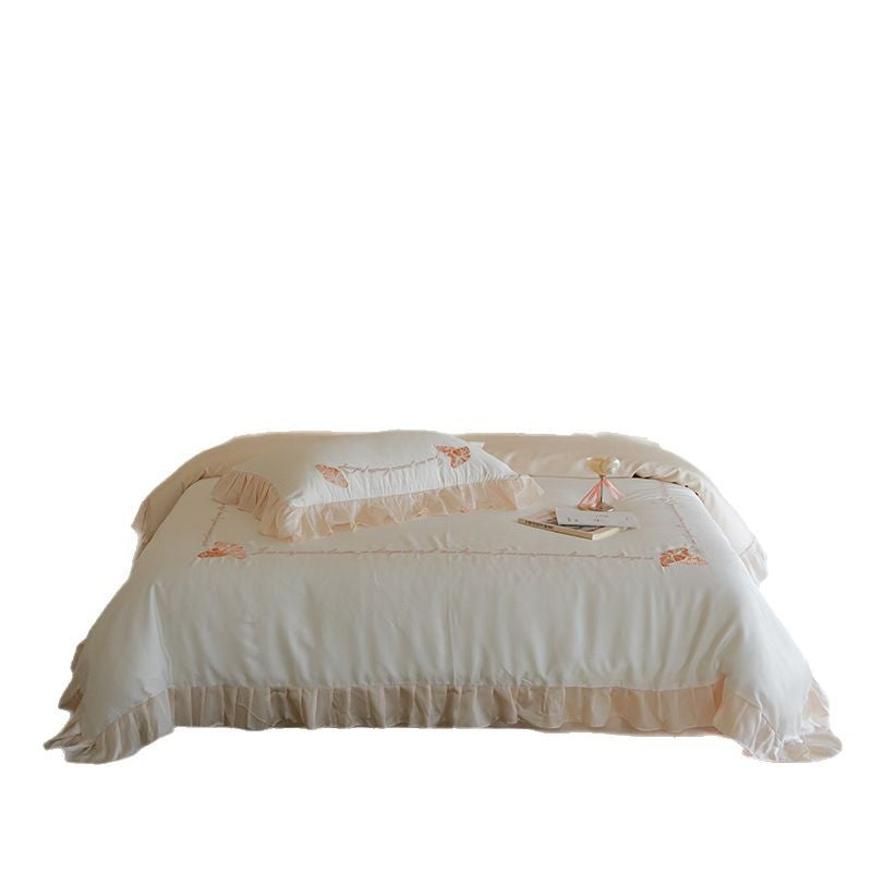 Luxe satijnen beddengoedset met chiffonachtige ruches, geborduurde vlindermotieven en elegante handgeschreven applicatie