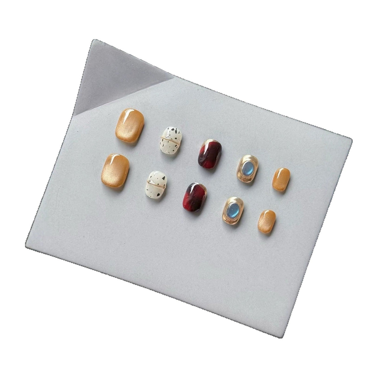 Stijlvolle press-on nagelset met glamoureuze designs