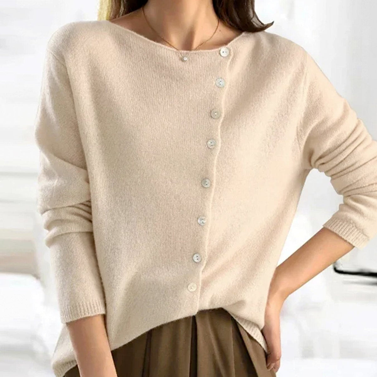 Asymmetrisch damesvest met V-hals, knopen en lange mouwen