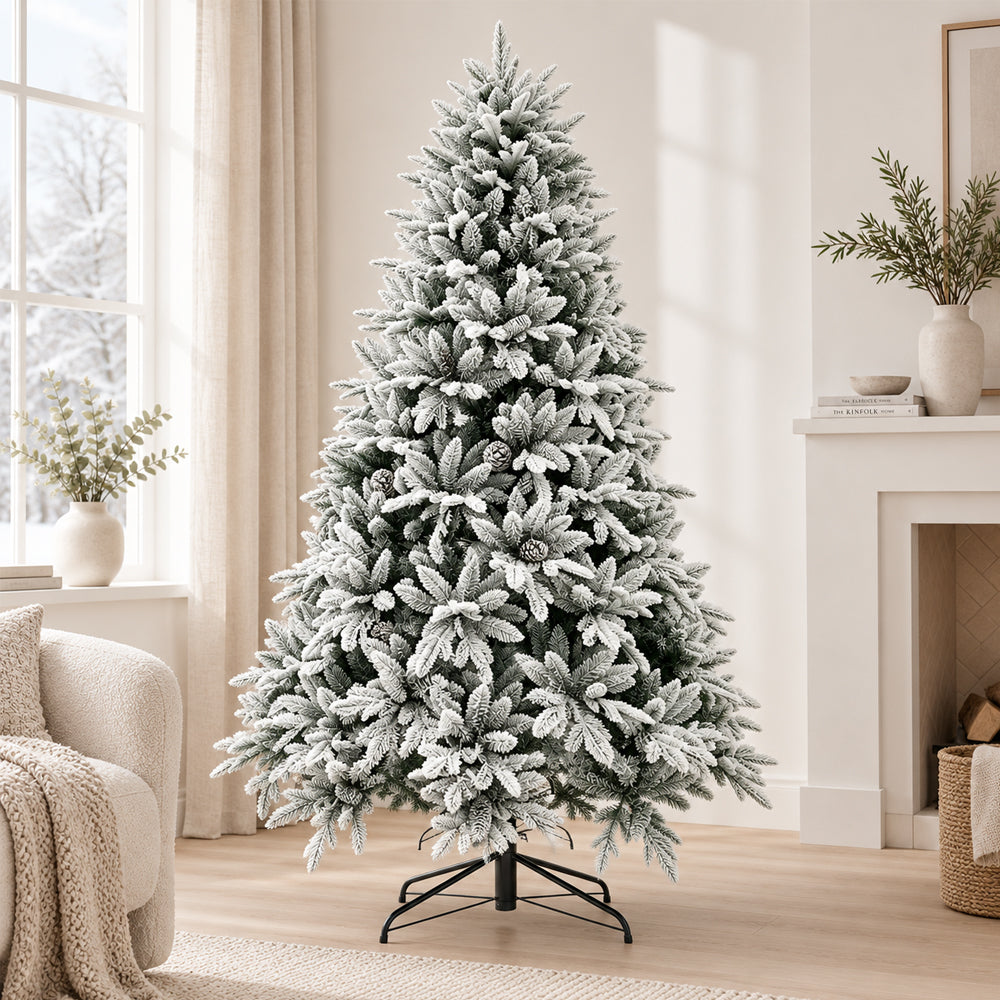 Besneeuwde Kunstkerstboom met Dennenappels