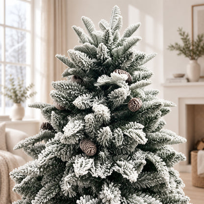 Besneeuwde Kunstkerstboom met Dennenappels