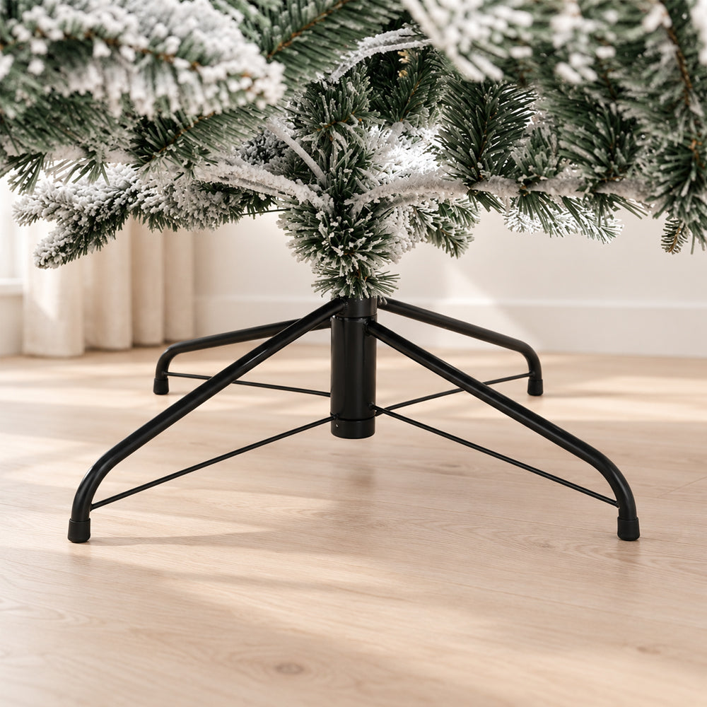 Besneeuwde Kunstkerstboom met Dennenappels