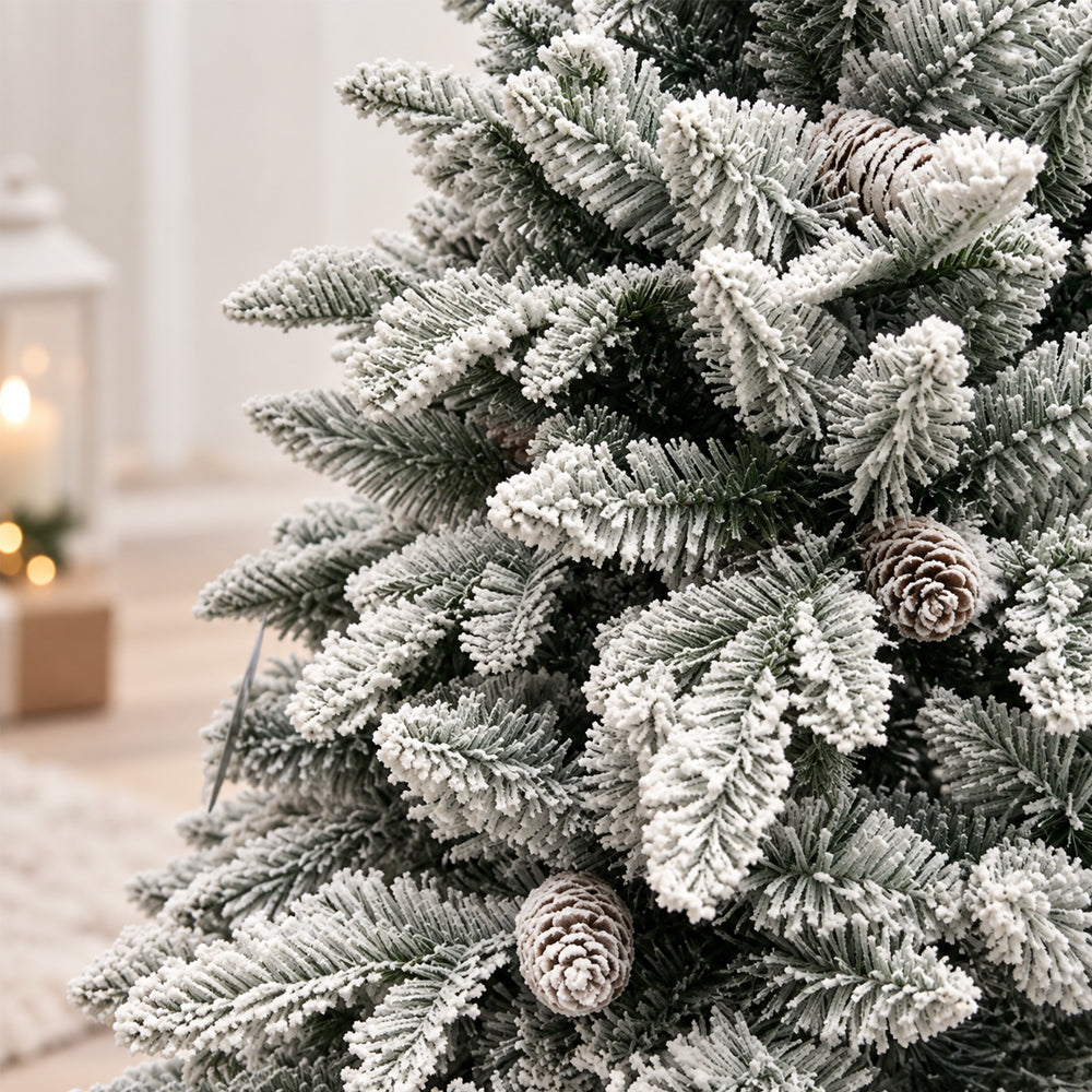 Besneeuwde Kunstkerstboom met Dennenappels