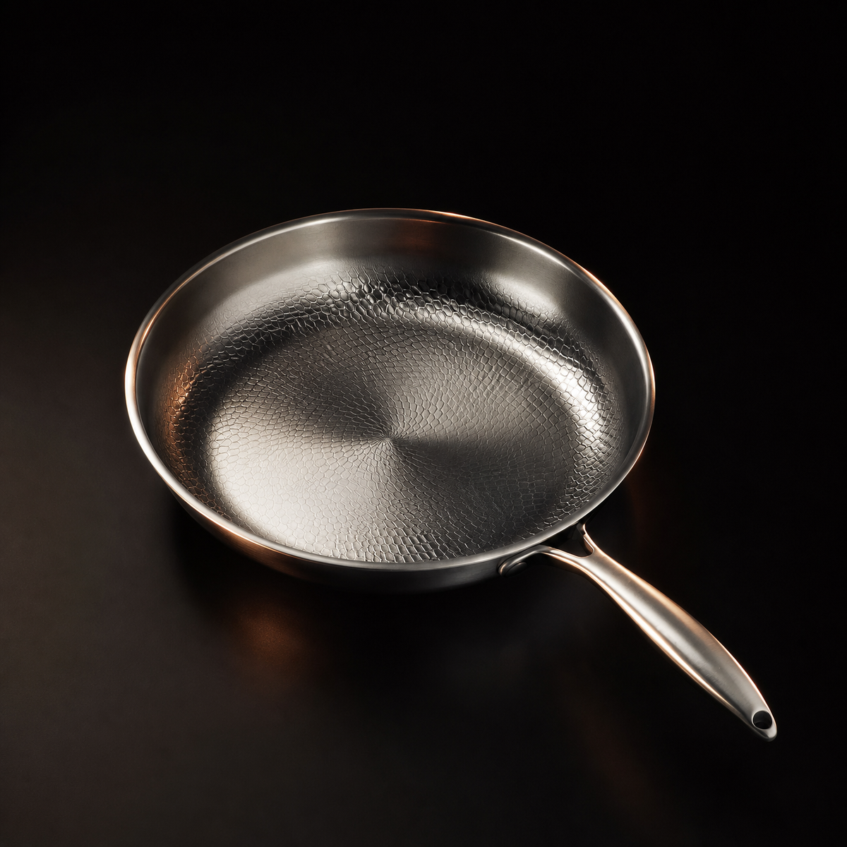 Braadpan met gehamerde structuur en deksel