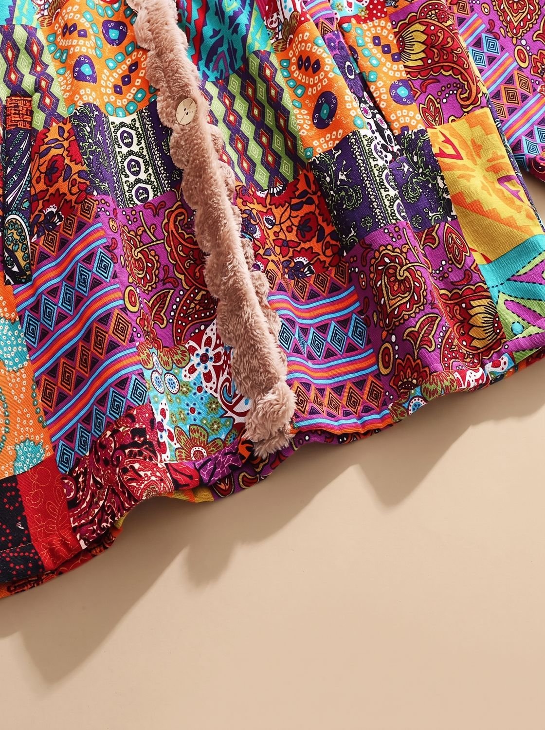 Comfortabele fleecegevoerde damesjas met capuchon en boho-patchwork