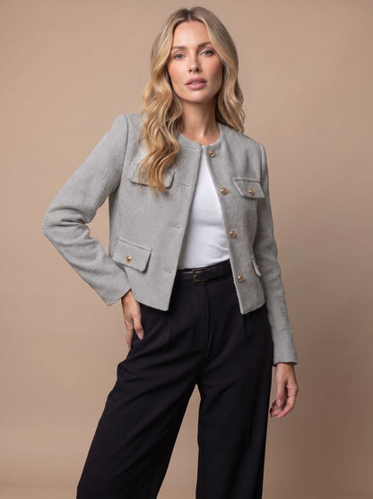 Cropped kraagloze tweed blazer voor dames met gouden knopen en klepzakken