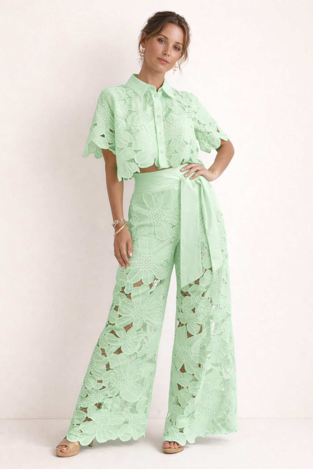Dames zomerset met blouse en wijde broek met elegant patroon