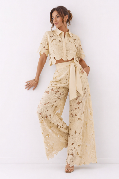 Dames zomerset met blouse en wijde broek met elegant patroon