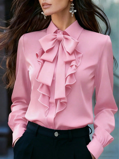 Damesblouse met strikkraag en ruches aan de voorkant