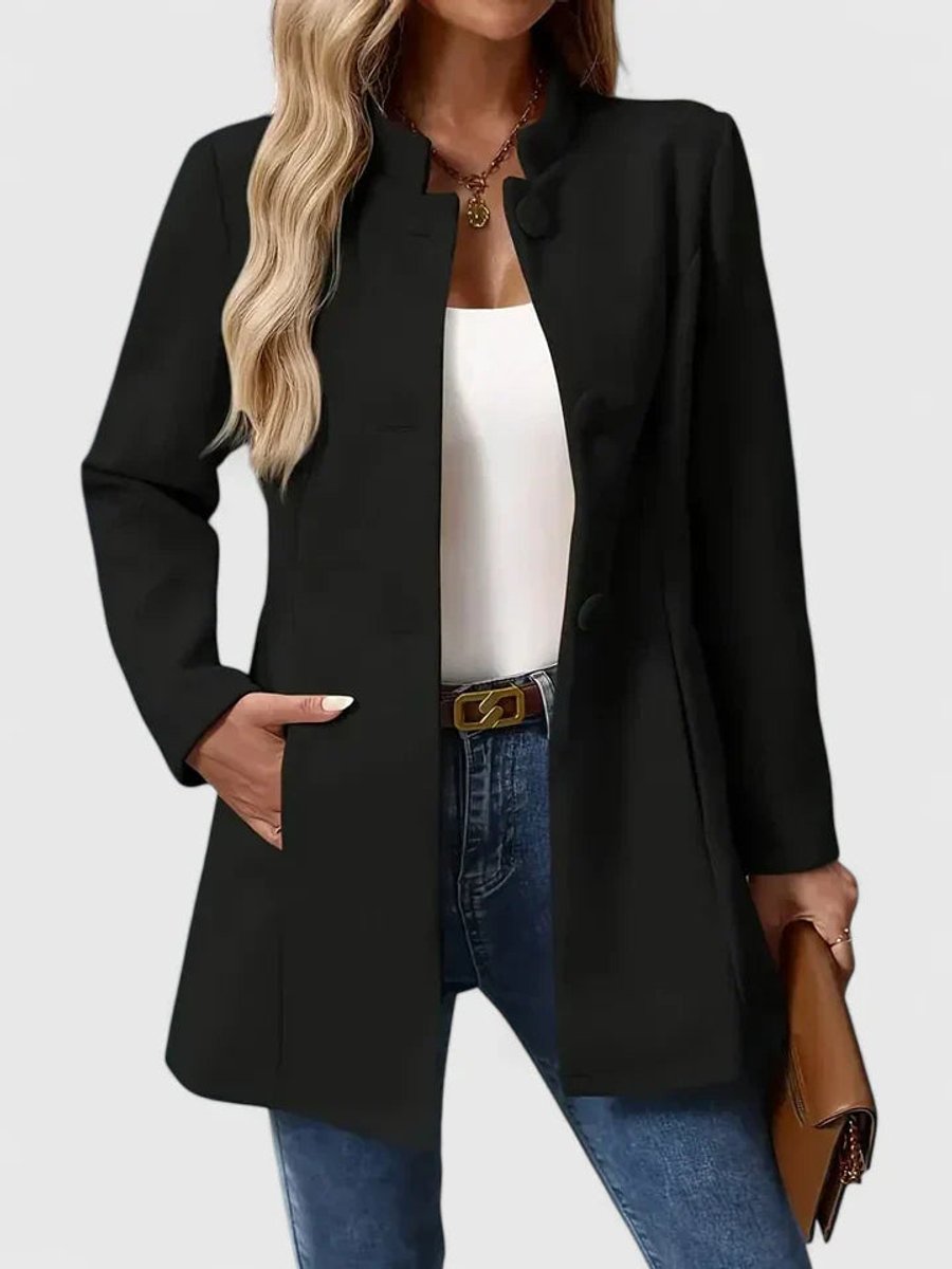 Elegante damesjas met opstaande kraag en knoopsluiting