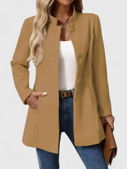 Elegante damesjas met opstaande kraag en knoopsluiting