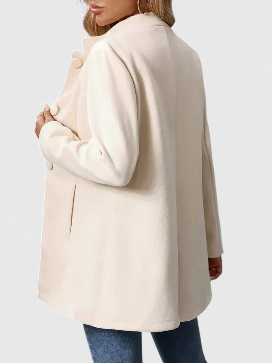 Elegante damesjas met opstaande kraag en knoopsluiting