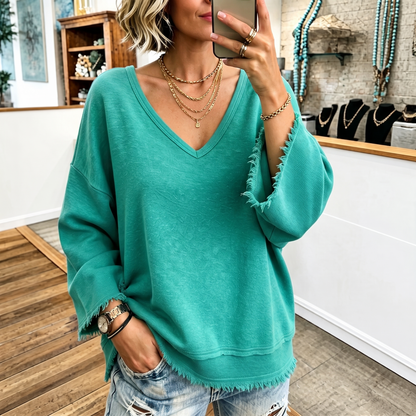 Garment-washed sweater met V-hals en rafelranden