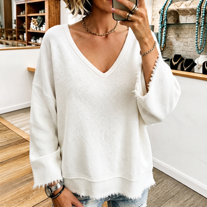 Garment-washed sweater met V-hals en rafelranden