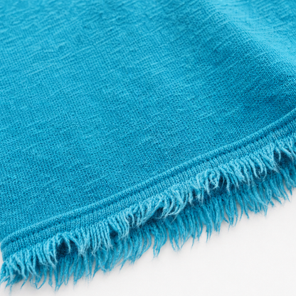 Garment-washed sweater met V-hals en rafelranden