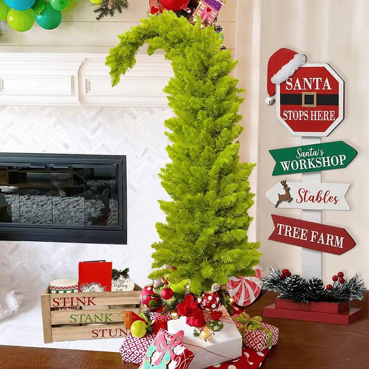 Gebogen kerstboom - Smal speels model met volle takken en metalen voet