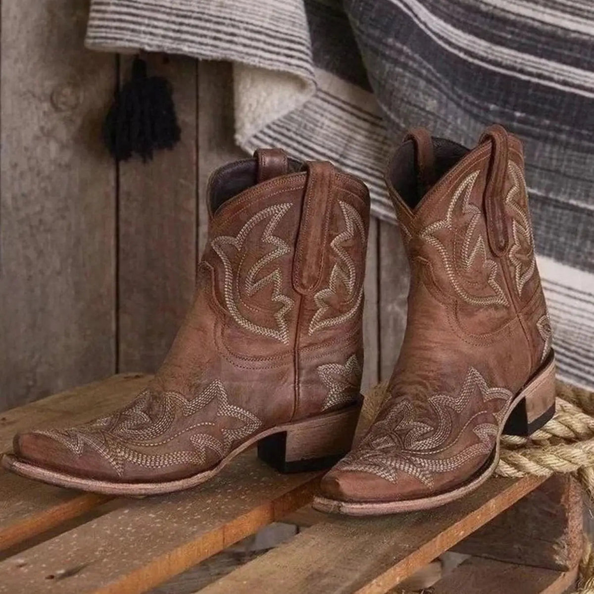 Geborduurde western cowboy enkellaarsjes met blokhak voor dames