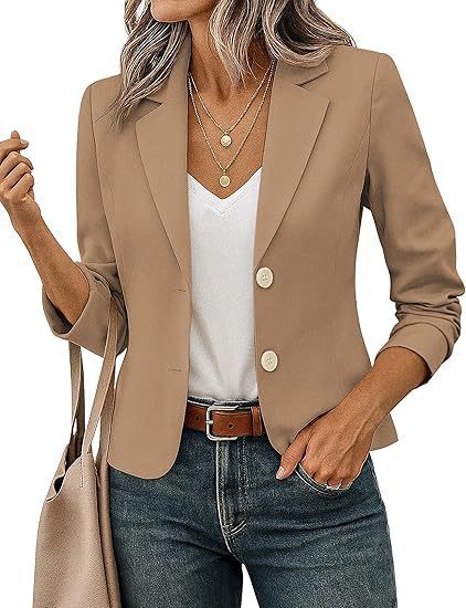 Getailleerde korte damesblazer met decoratieve knopen en driekwartmouwen