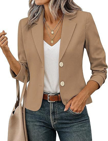 Getailleerde korte damesblazer met decoratieve knopen en driekwartmouwen
