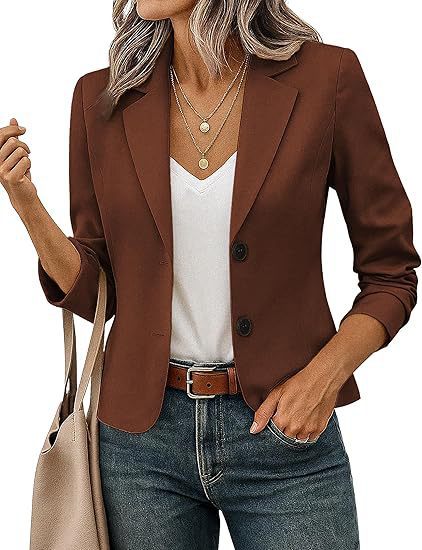 Getailleerde korte damesblazer met decoratieve knopen en driekwartmouwen