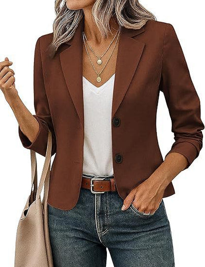 Getailleerde korte damesblazer met decoratieve knopen en driekwartmouwen