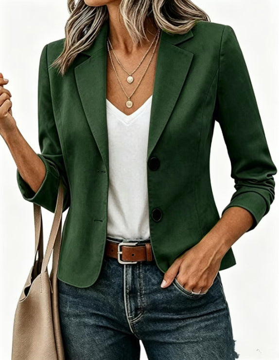 Getailleerde korte damesblazer met decoratieve knopen en driekwartmouwen