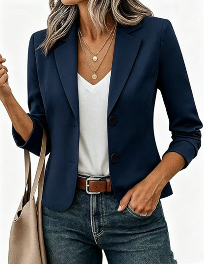 Getailleerde korte damesblazer met decoratieve knopen en driekwartmouwen
