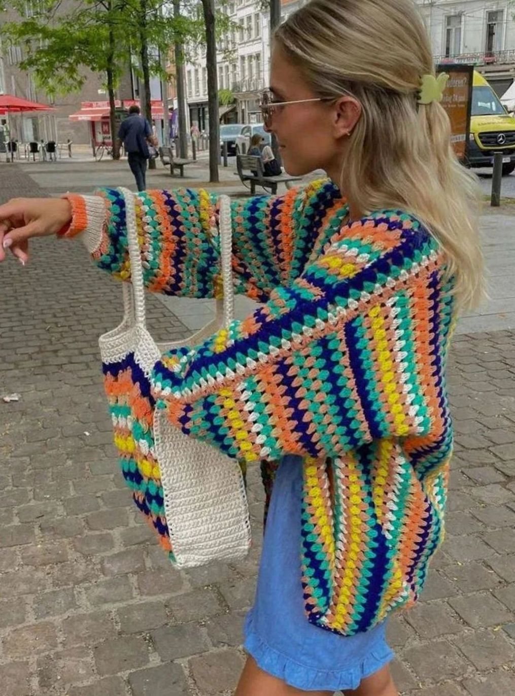Grofgebreid openvallend damesvest met regenboogstrepen
