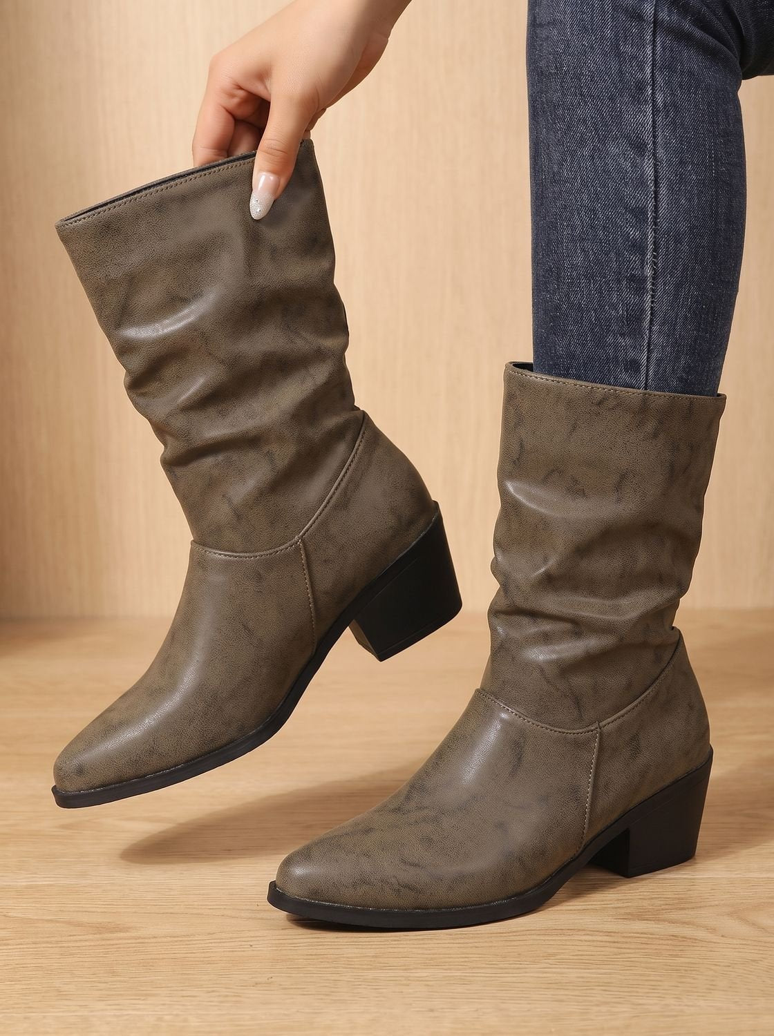 Halfhoge slouchlaarzen van imitatieleer met blokhak voor dames