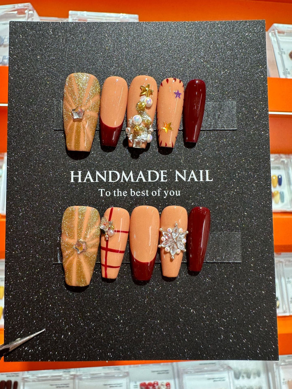 Handgemaakte nailartset met decoratieve elementen
