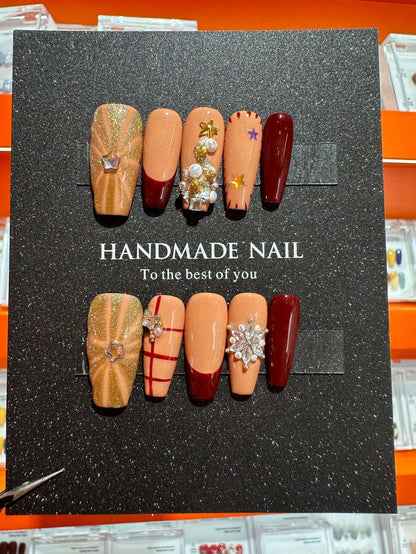 Handgemaakte nailartset met decoratieve elementen