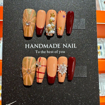 Handgemaakte nailartset met decoratieve elementen