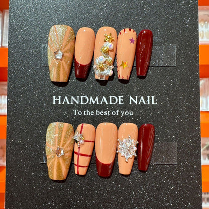 Handgemaakte nailartset met decoratieve elementen