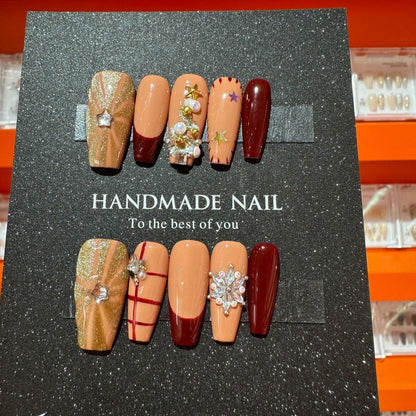 Handgemaakte nailartset met decoratieve elementen