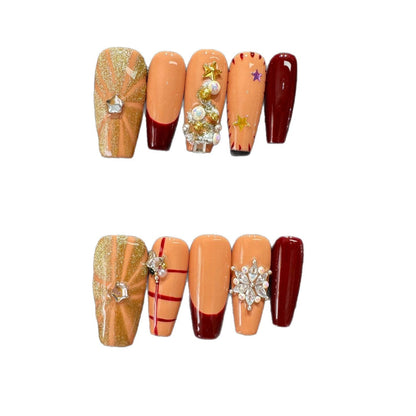 Handgemaakte nailartset met decoratieve elementen