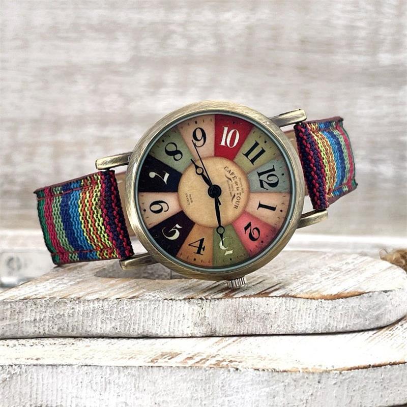 Horloge met veelkleurig regenboogpatroon