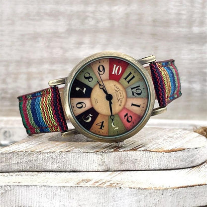 Horloge met veelkleurig regenboogpatroon