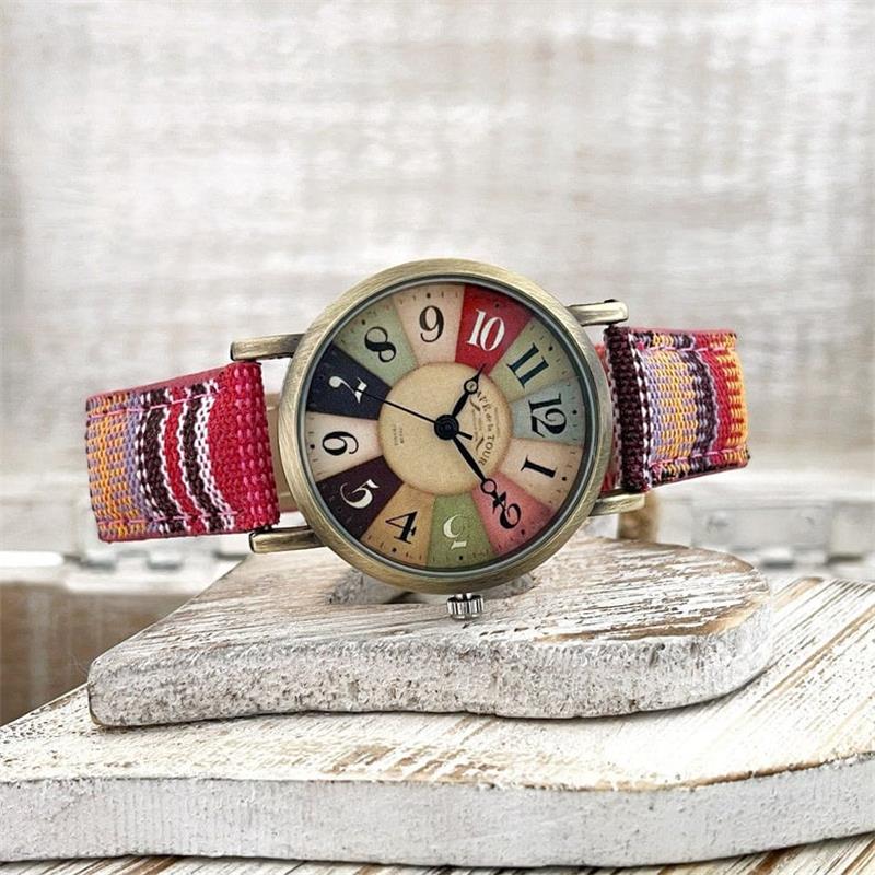 Horloge met veelkleurig regenboogpatroon