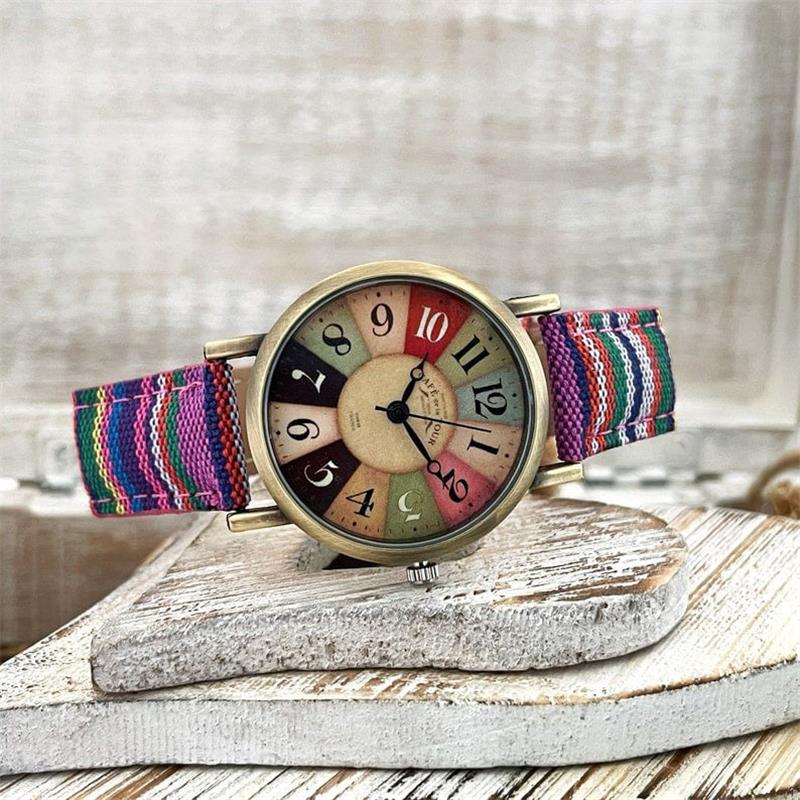Horloge met veelkleurig regenboogpatroon
