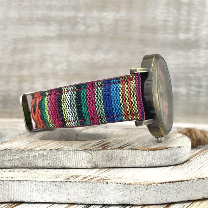 Horloge met veelkleurig regenboogpatroon