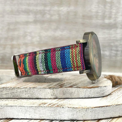 Horloge met veelkleurig regenboogpatroon