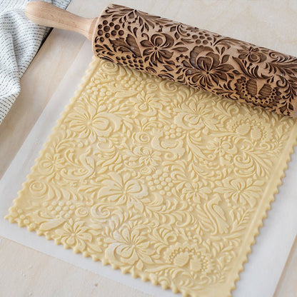 Houten deegroller met reliëf voor kerstkoekjes en gebak