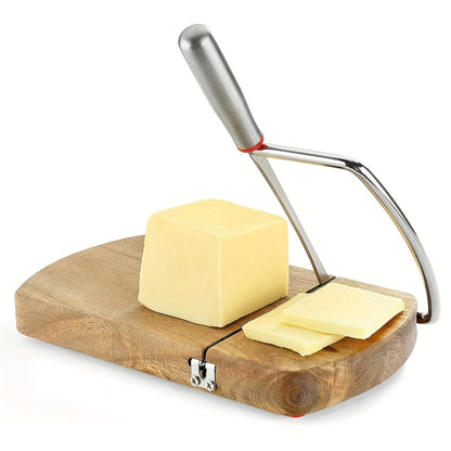 Kaassnijder met draad op plank voor gelijkmatige plakken