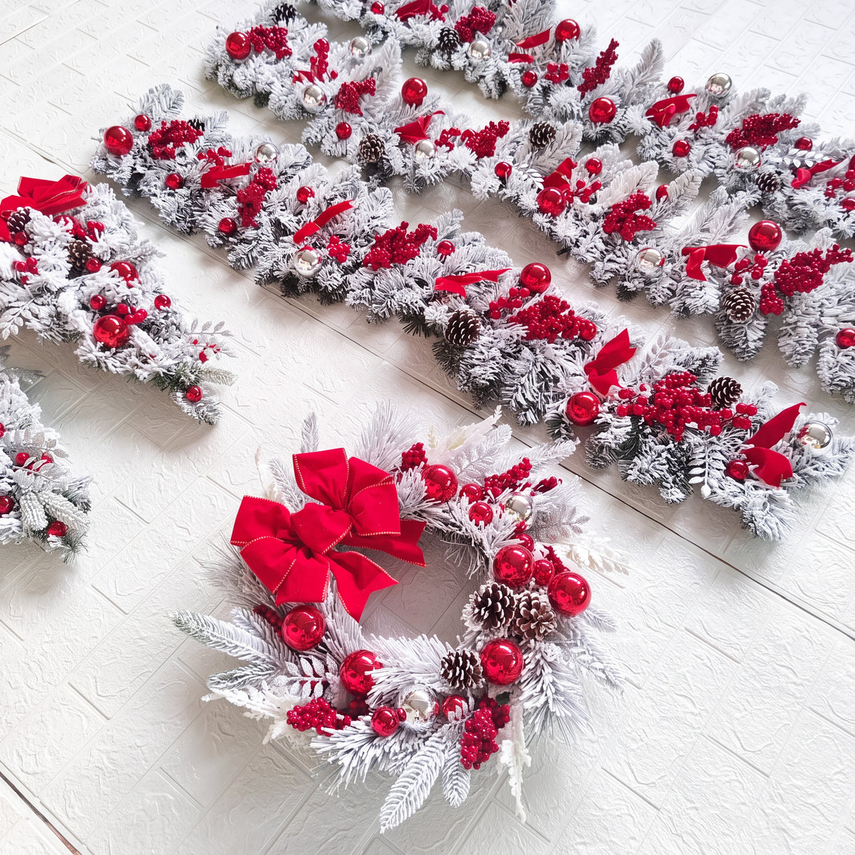Kerstkrans met kerstballen - Besneeuwde deurdecoratie met rode strik