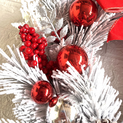 Kerstkrans met kerstballen - Besneeuwde deurdecoratie met rode strik